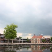 Stadhuis met donkere wolken